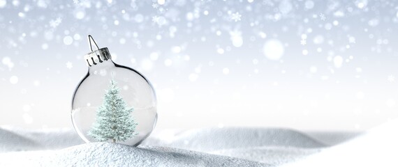 Christbaum in einer Weihnachtskugel im Schnee