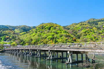 Fototapeta na wymiar 新緑の嵐山　渡月橋と保津川の流れ