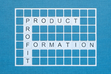 Mots croisés avec les mots Production, Profit, Formation. Concept de markéting sur une grille de...