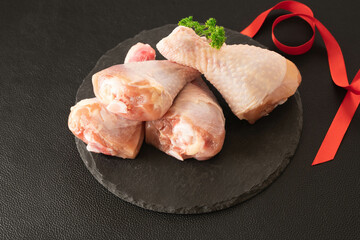 黒い背景のチキンドラムスティック