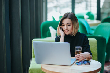 Obraz premium businesswoman with smart phone and notebook in coffee shop