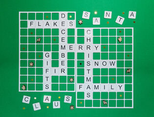 Mots croisés avec les mots Flocons, Joyeux Noël, Décembre, Cadeaux, Père Noël, Famille, Neige . Concept de message sur les fêtes de Noël sur une grille de mots croisés.