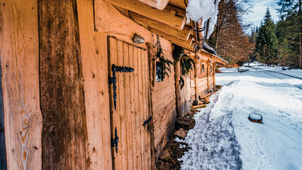 szopa góralska w zimie przy drodze na szlaku w Beskidzie Śląskim w Polsce.