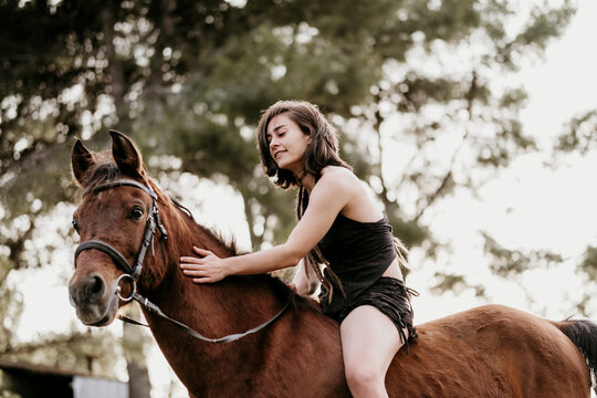 Amazon girl riding her horse without a saddle.