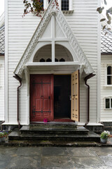 Fototapeta na wymiar Historische Holzkirche in Utne am Hardangerfjord, Norwegen