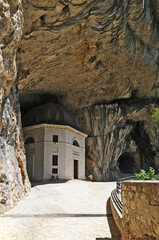 La gola di Frasassi - il tempio di Valadier, Marche