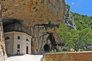 La gola di Frasassi - il tempio di Valadier, Marche