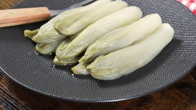plusieurs endives cuites dans une assiette