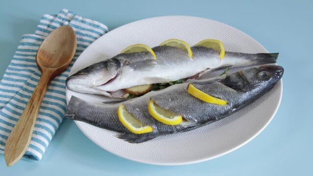 bar cru entier pr&eacute;par&eacute; avec du citron, gingembre et persil 