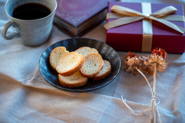 テーブルの上のラスク
