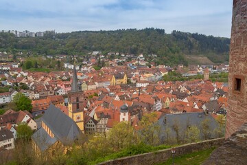 Fototapeta na wymiar Blick über die Dächer der Altstadt von Wertheim mit der evangelische Stiftskirche.