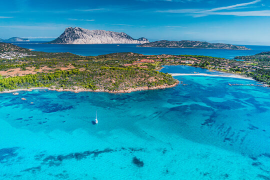 Veduta aerea di Cala Brandinchi e isola di Tavolara
