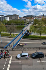 Blick nach Saarbrücken über die Alte Brücke über die Saar, Autos fahren über die Autobahn in...
