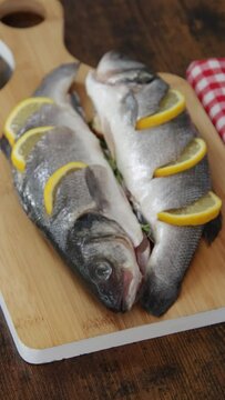 bar cru entier pr&eacute;par&eacute; avec du citron, gingembre et persil 
