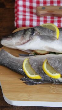 bar cru entier pr&eacute;par&eacute; avec du citron, gingembre et persil 