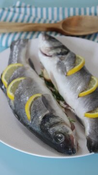 bar cru entier pr&eacute;par&eacute; avec du citron, gingembre et persil 