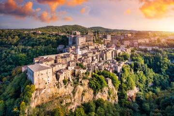 Fototapeta na wymiar Medieval Pitigliano town over tuff rocks in province of Grosseto, Tuscany, Italy. Pitigliano is a small medieval town in southern Tuscany, Italy.