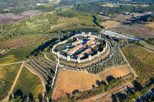 Monteriggioni Imagens – Procure 2,322 fotos, vetores e vídeos | Ado…