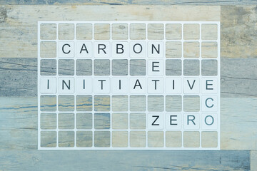 Mots croisés avec les mots Initiative, Carbone, Zéro, Eco. Concept d'écologie sur une grille de...