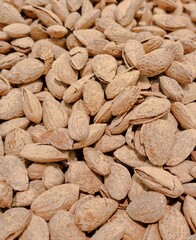 Fondo con detalle y textura de multitud de almendras tostadas con tonos marron