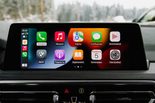 Écran Principal D'Apple CarPlay D'iPhone Dans Le Tableau De Bord De Voiture  Image stock éditorial - Image du électronique, contact: 83678924