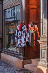 Schaufenster in Marburg, ohne Menschen
