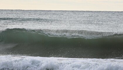 Fondo natural con detalle de ola de mar al romper