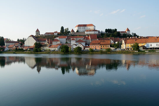 ville de Ptuj en Slov&eacute;nie, sur la rivi&egrave;re Drave, en Basse-Styrie. C'est ici que Vespasien fut proclam&eacute; empereur par ses l&eacute;gions en 69. La ville est situ&eacute;e sur la route de l'ambre. 