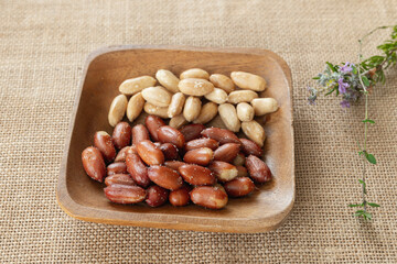 木の器に入ったバターピーナッツ