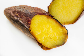 白い背景の焼き芋　シルクスイート