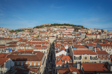 Obraz premium Aerial view of Lisbon with Saint George Castle (Castelo de Sao Jorge) and Rua de Santa Justa Street - Lisbon, Portugal
