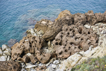 Felsen am Mittelmeer mit Wasser