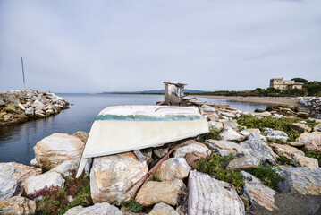 Fototapeta premium liegendes boot, Fischerhafen , Molo stellino, in der Toskana bei Baratti