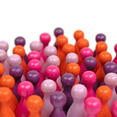 Viele bunte Holzkegel, symbolisch für Menschen, vor weißem Hintergrund