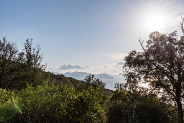 Obraz premium Toskanische Küste im Herbst bei Piombino mit Isola del Elba im Hintergrund