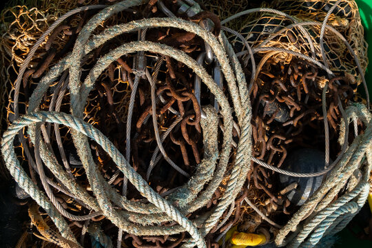 Des cordes, des cables et des chaines deposés en vrac dans un bac destinées au recyclage et à la reutilisation