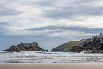 Fototapeta na wymiar Meer und Felsen an der Durness Beach in Schottland
