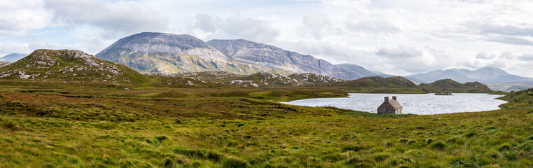 Fototapeta na wymiar Loch Stack mit Steinhaus in den schottischen Highlands