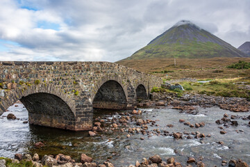 Fototapeta na wymiar Brücke über den RIver Sligachan in den schottischen Highlands