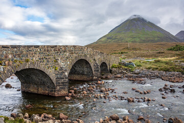 Brücke über den RIver Sligachan in den schottischen Highlands