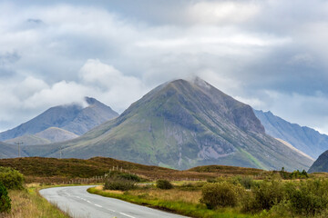 Fototapeta premium Schottische Highlands in Wolken