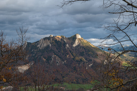 Die Gipfel von Kitzstein, Heuberg und Wasserwand über dem Inntal bei Brannenburg