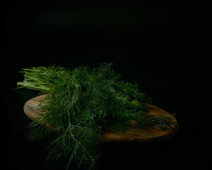 Pęczek zielonego koperku na drewnianej desce