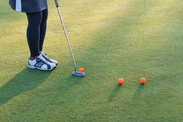 芝生が綺麗なゴルフ場のグリーン