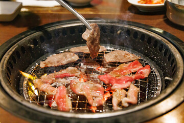 炭火で焼く美味しそうな肉料理