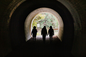 トンネルの中をハイキングする女性たち