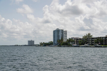 Obraz premium Miami bay at Florida cloudy skyline above the apartments and condominiums
