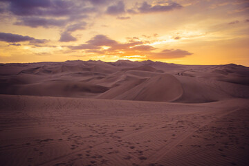 Fototapeta na wymiar Atardecer en el desierto de la Huacachina - Ica, Perú 
