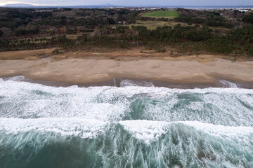 荒波押し寄せる海岸の空撮風景