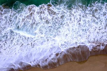 荒波が押し寄せる波打ち際の空撮風景